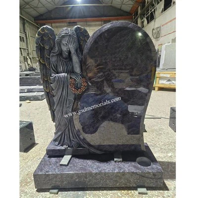 Thiên thần bên trái tim với bia mộ vòng hoa hồng